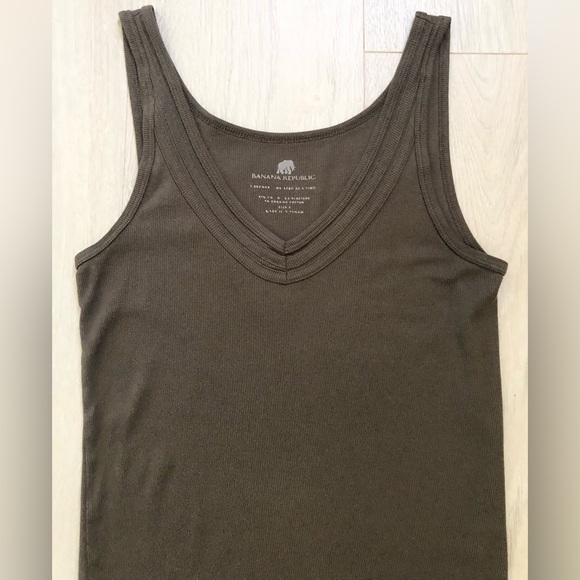 Banana Republic Rib V-Neck Soft Tank Top Cami - Picture 6 of 16
